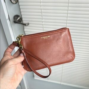 AUTHENTIC COACH LEATHER WRISTLET CHESNUT BROWN